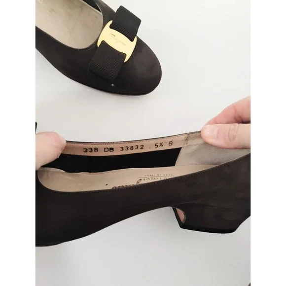 Salvatore Ferragamo Vara Pumps 5.5 B Brown Suede Gold Bow Block Heel Italy - Picture 5 of 8